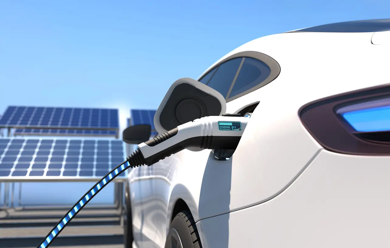 E-Mobility von Navolta AG – Elektroauto lädt an einer Ladestation mit Solarstrom