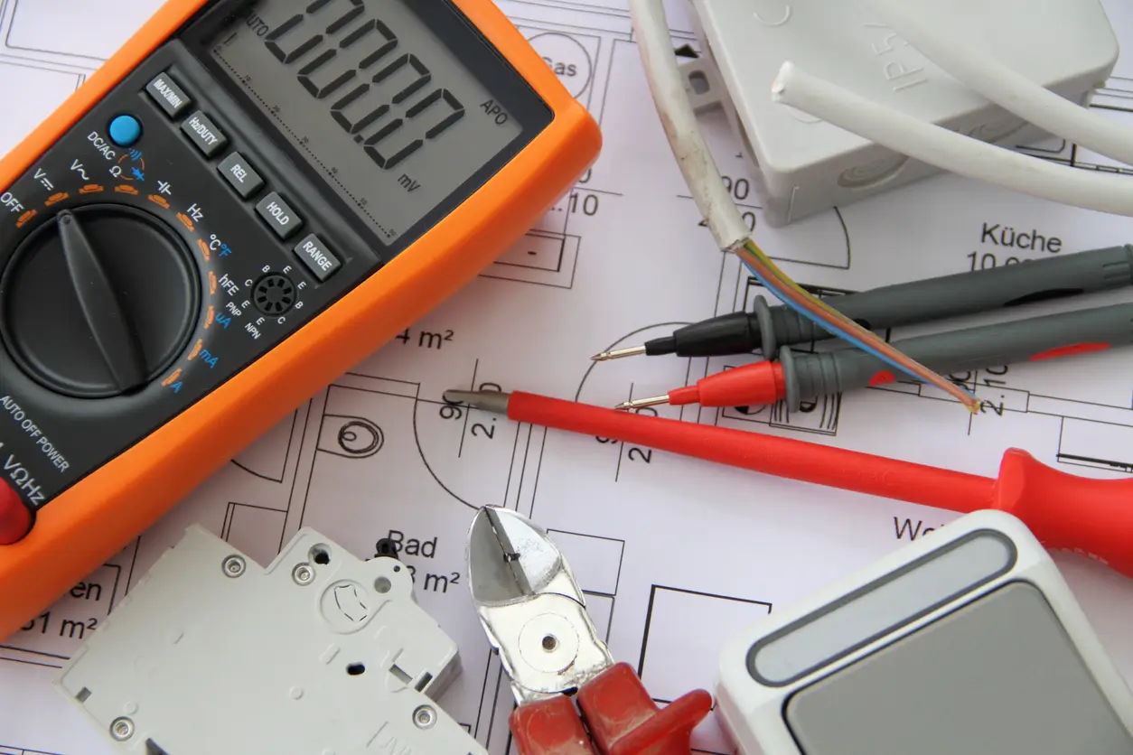 Elektroplanung von Navolta AG – Messgeräte, Kabel und Werkzeuge auf einem Elektroplan