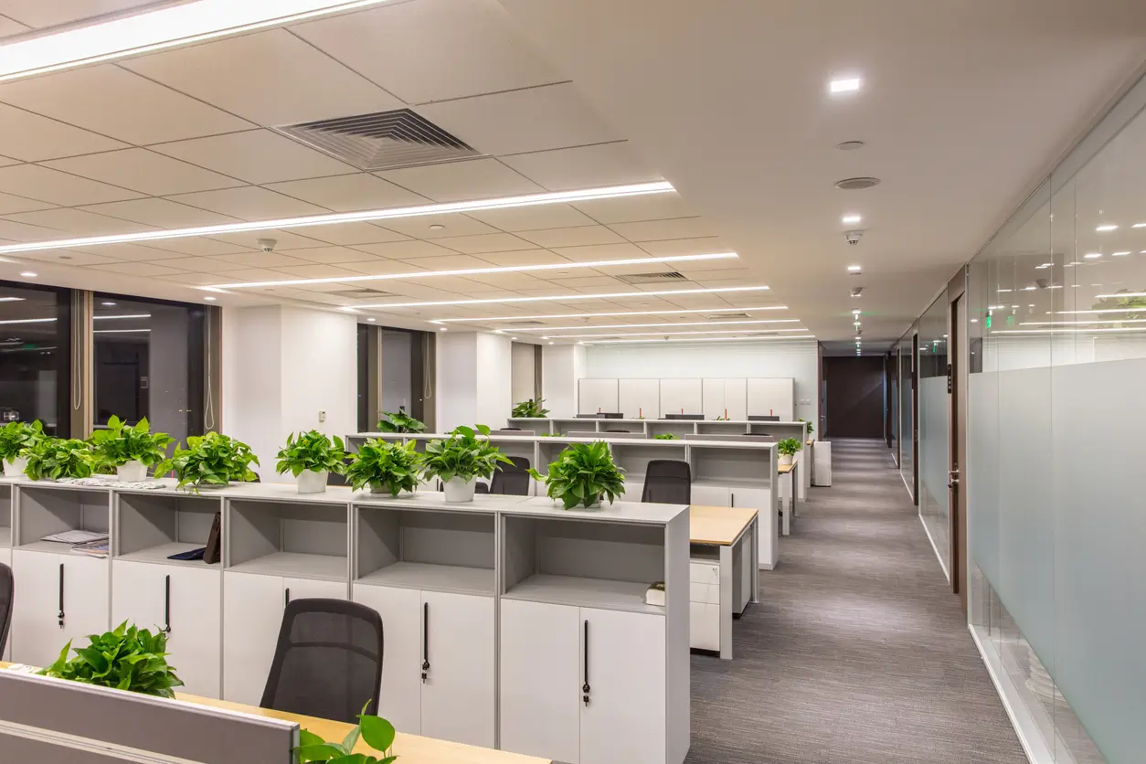 Beleuchtungstechnik von Navolta AG für Geschäftskunden – Modernes Büro mit energieeffizienter LED-Beleuchtung für optimale Arbeitsbedingungen