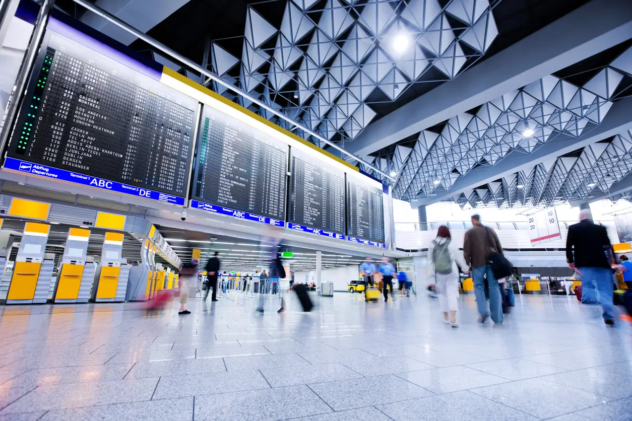 Infrastruktur und Verkehr von Navolta AG – Moderne Flughafenhalle mit digitaler Anzeigetafel