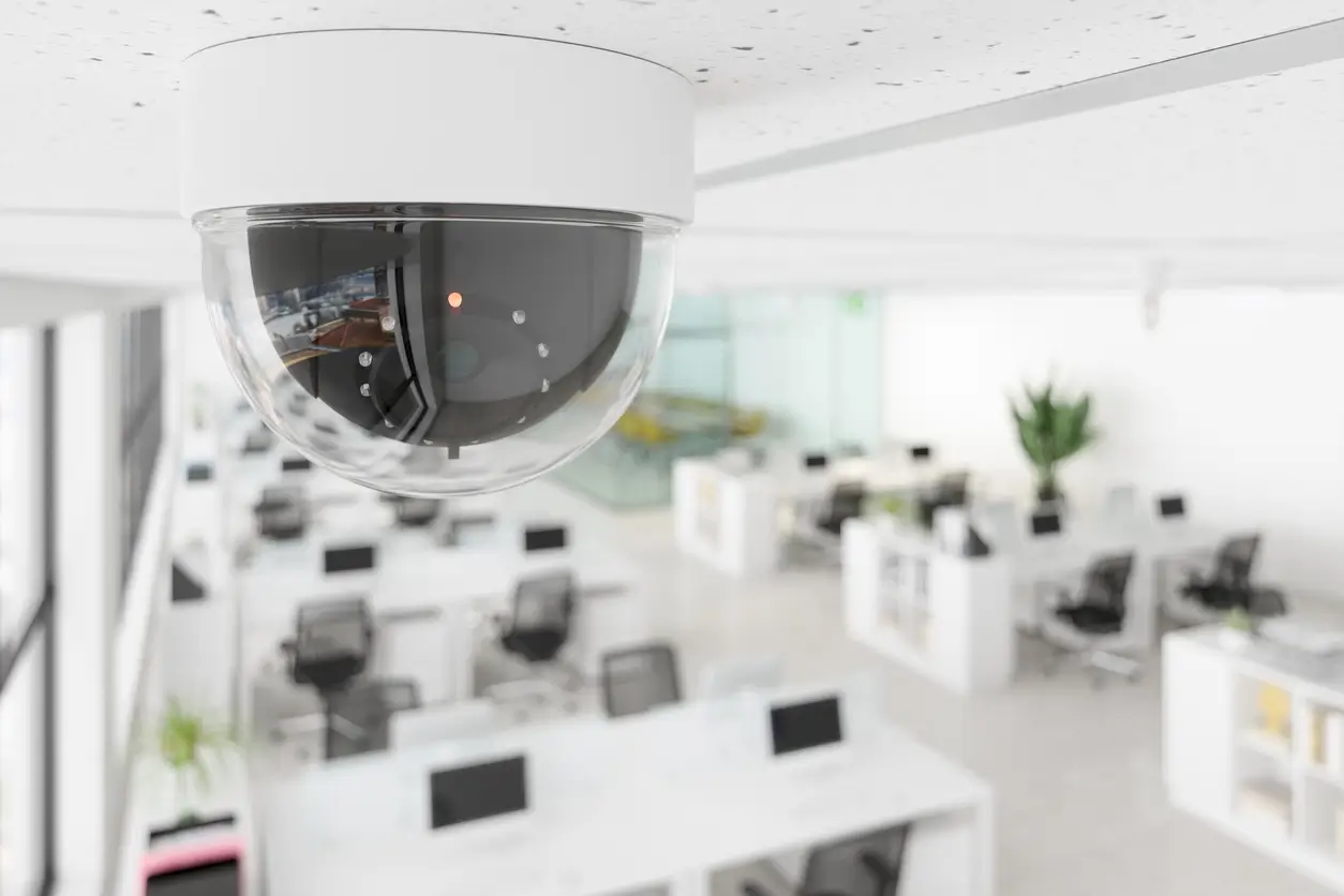 Moderne Überwachungskamera in einem Büro – Gebäudetechnik von Elektrofirma Navolta AG
