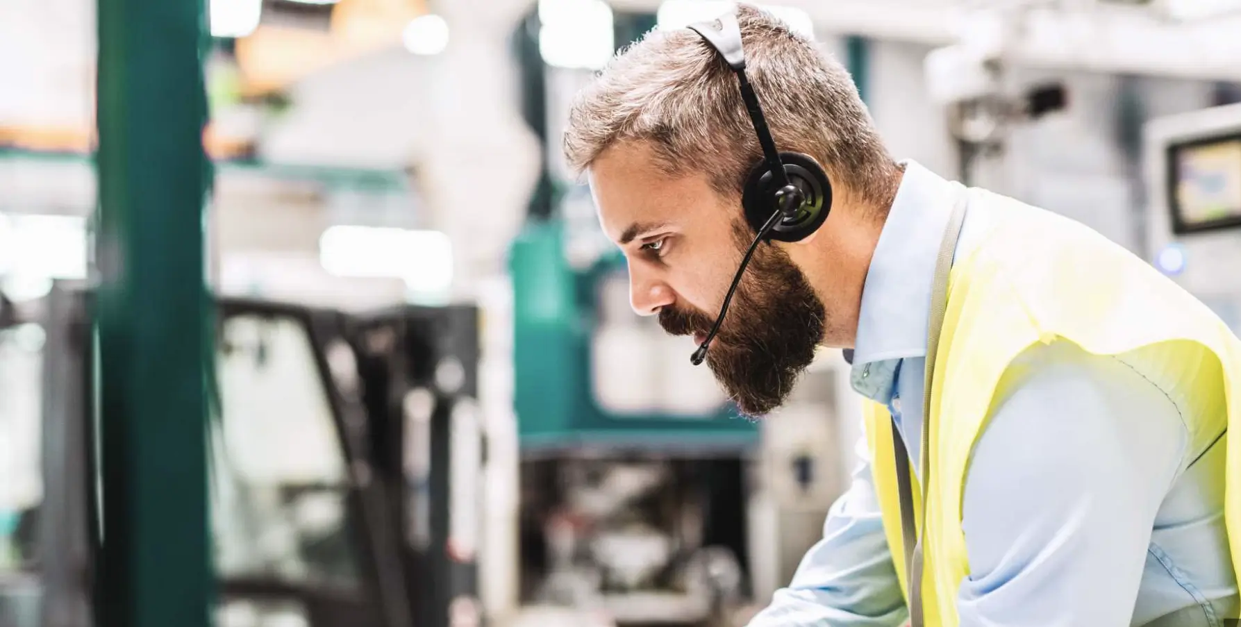 Intercom- und Kommunikationssysteme von Navolta AG – Techniker mit Headset in einer Industrieumgebung